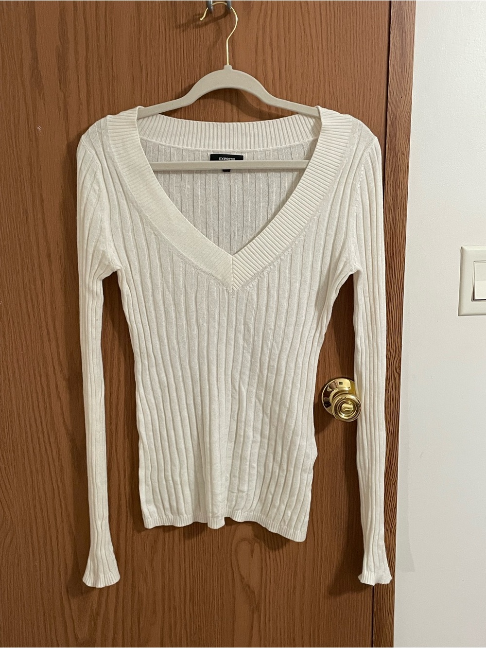 Express Women's Cream Ribbed V-Neck Sweater